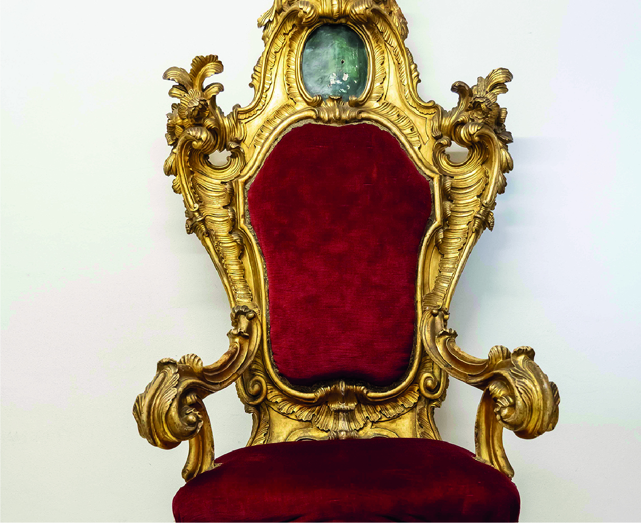 Poltrona in legno dorato e velluto rosso